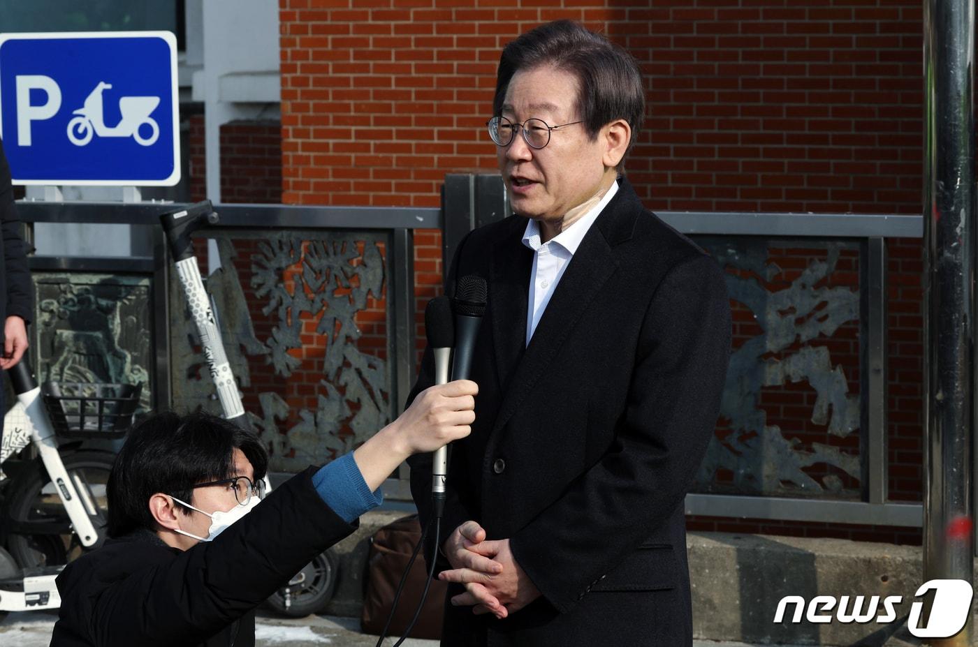 본문 이미지 - 지난 2024년 1월 10일 이재명 대통령(당시 더불어민주당 대표)이 흉기 피습 8일 만에 서울대병원에서 퇴원해 취재진 앞에 선 모습  2024.1.10/뉴스1 ⓒ News1 박정호 기자