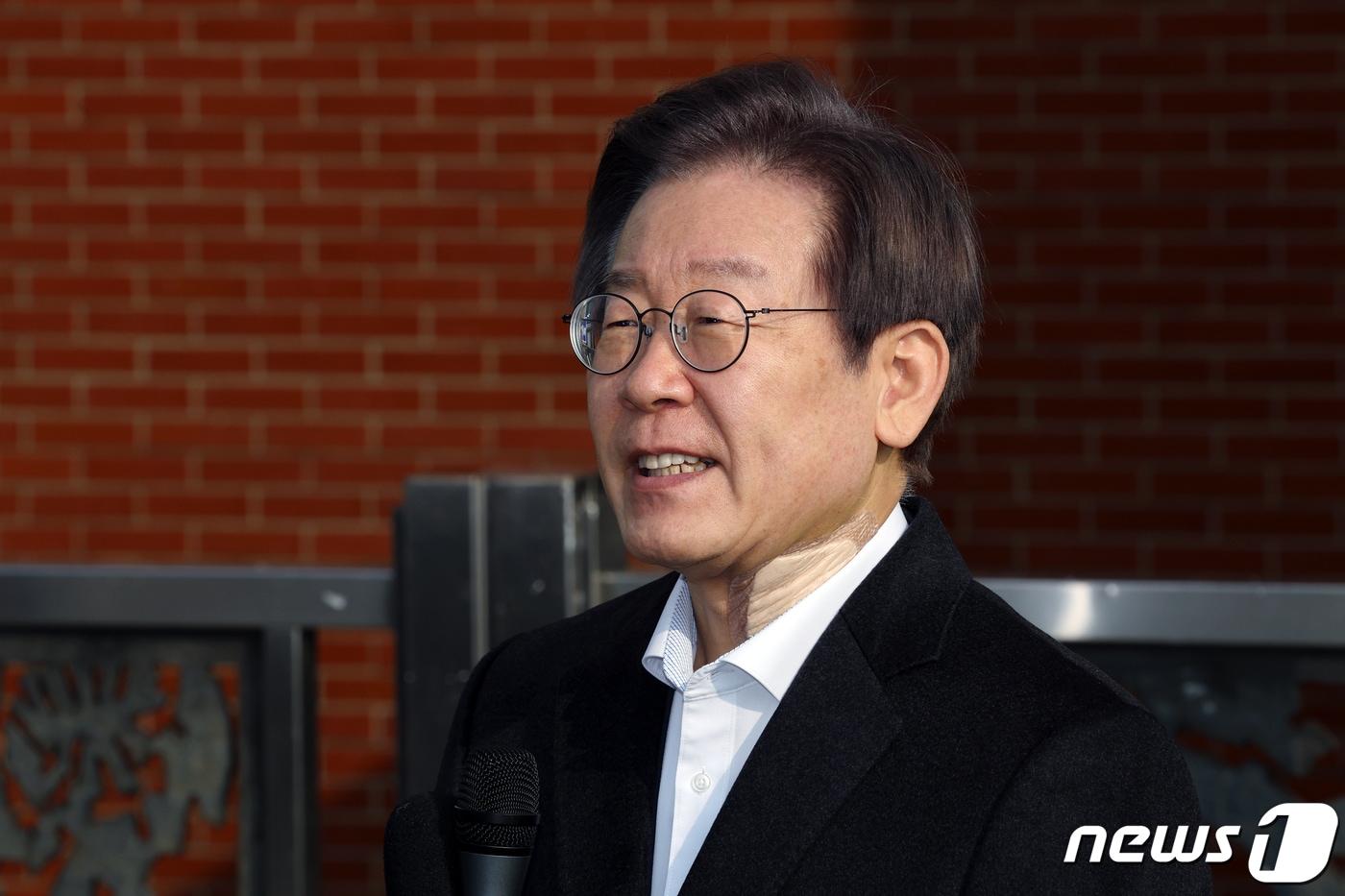 본문 이미지 - 흉기 피습을 당했던 이재명 더불어민주당 대표가 10일 오전 서울 종로구 연건동 서울대학교병원에서 퇴원해 인사말을 하고 있다./뉴스1 ⓒ News1 박정호 기자