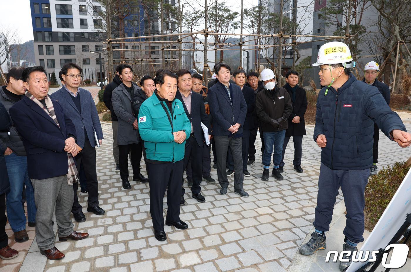 본문 이미지 - 나동연 경남 양산시장은 9일 양산지역 태영건설 사업장인 '양산 사송지구 B-9BL 공동주택' 현장과 '도시철도 양산선(노포~북정) 4공구' 현장을 방문해 현황 점검을 하고 있다. (양산시 제공)
