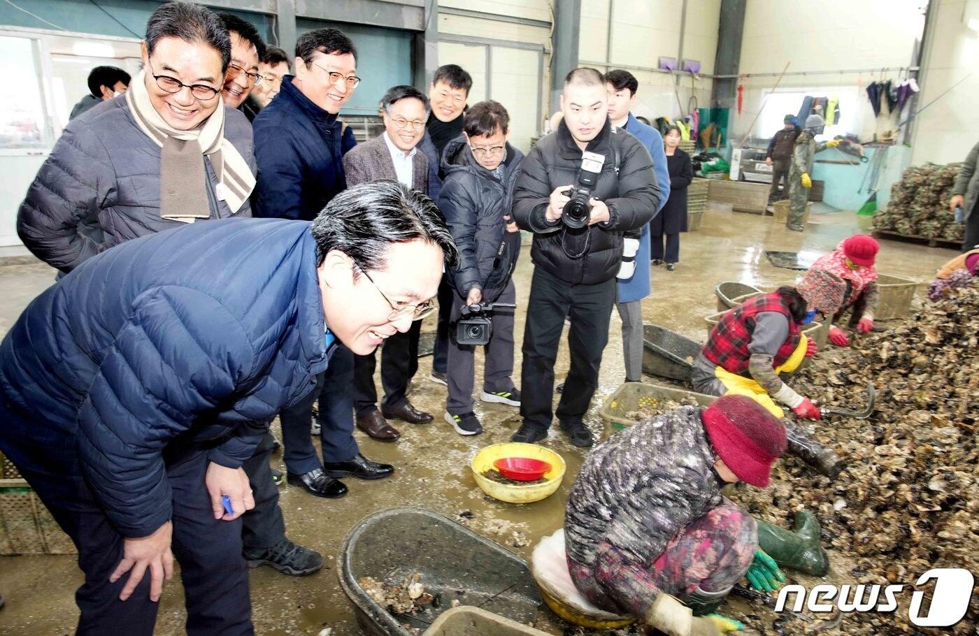 본문 이미지 - 강도형 해양수산부 장관과 명창환 전라남도 행정부지사가 10일 오전 여수시 돌산읍 굴박신장(굴작업장)을 방문해 현황 및 애로사항을 청취하고 관계자들을 격려하고 있다.(전남도 제공) 2024.1.10/뉴스1 