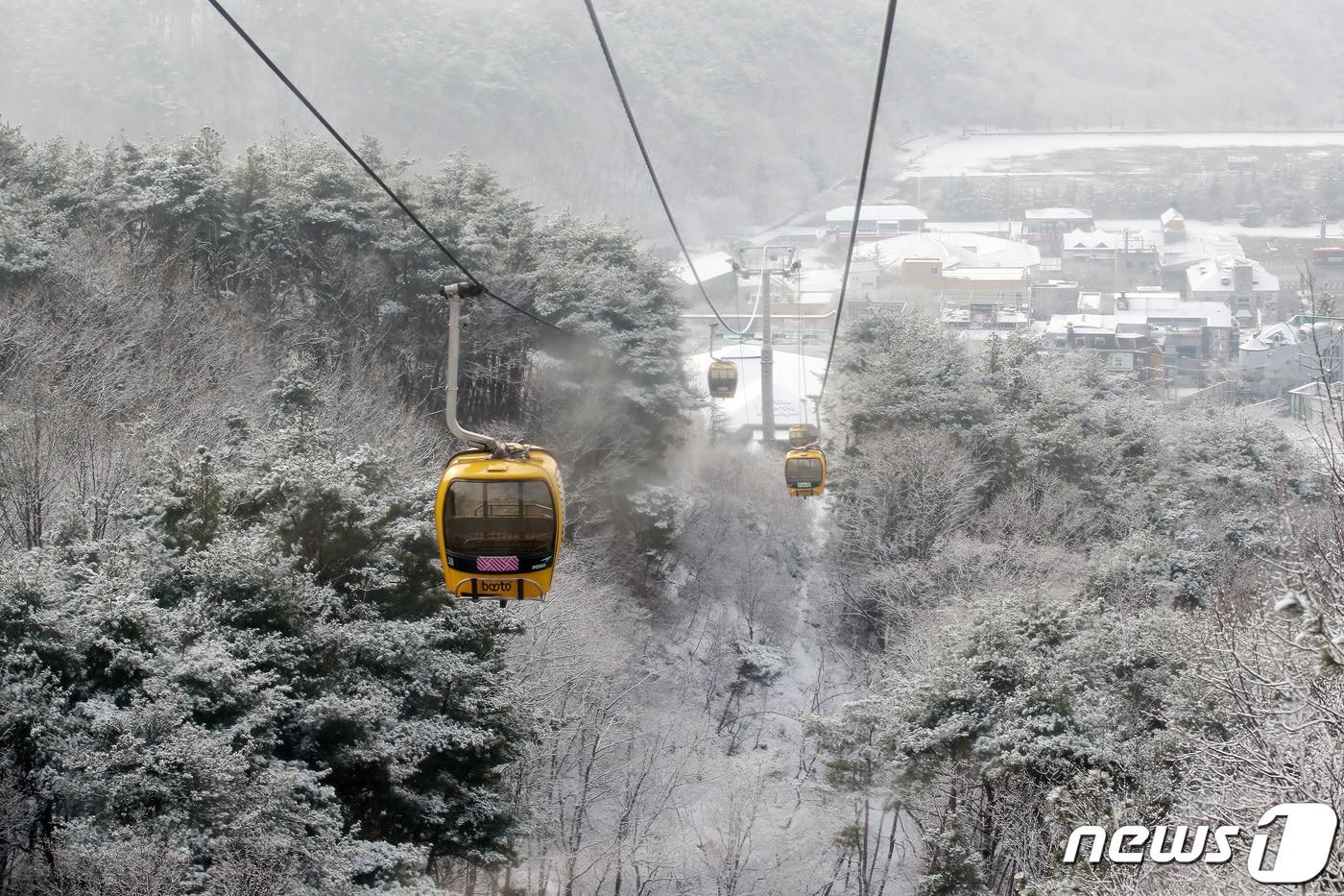 본문 이미지 -  대구 동구 용수동 팔공산케이블카에서 바라본 팔공산 곳곳이 밤사이 내린 눈으로 하얗게 변해 있다. 2024.1.10/뉴스1 ⓒ News1 공정식 기자
