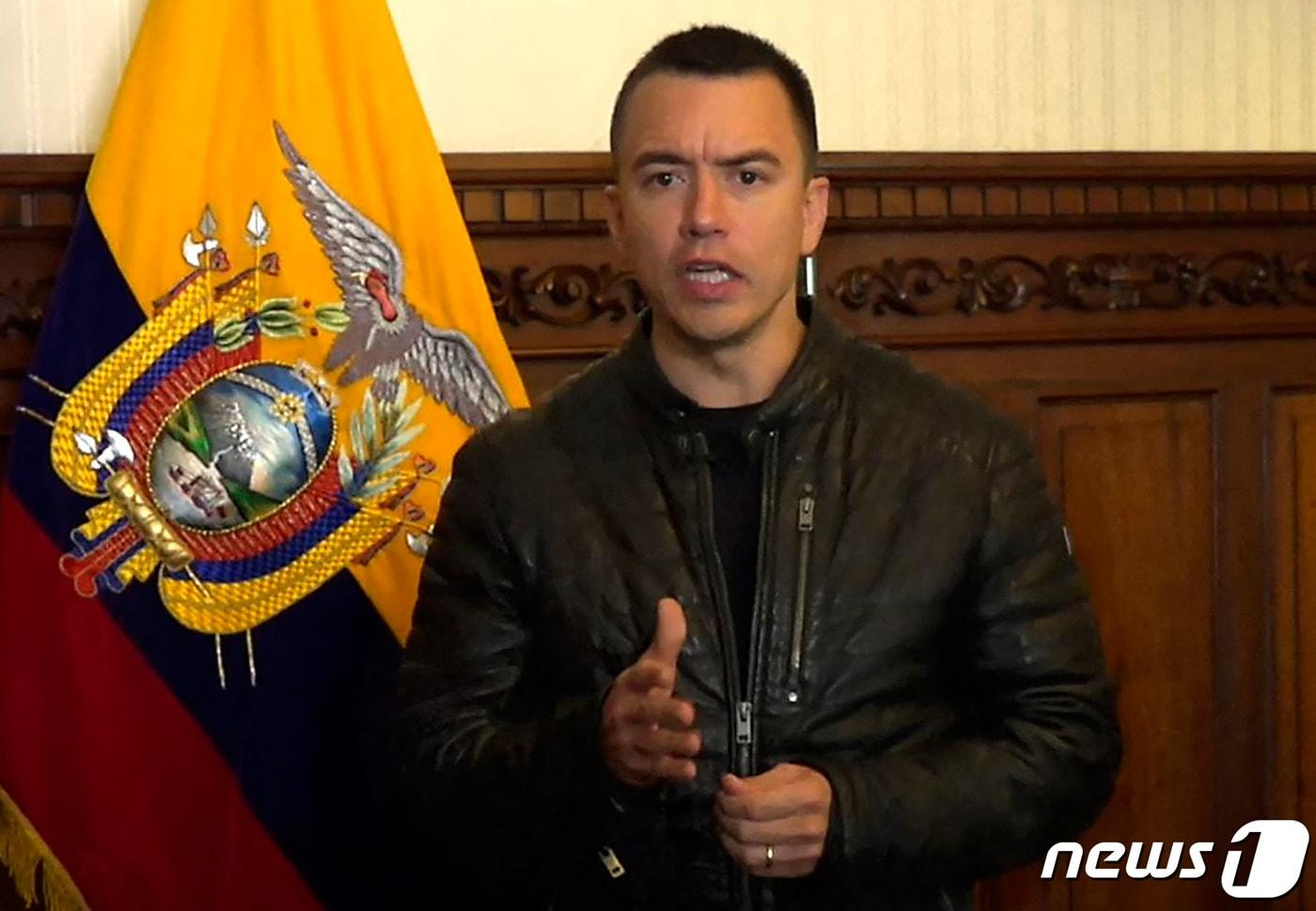 8일(현지시간) 에콰도르 대통령실에서 공개한 사진에서 다니엘 노보아 에콰도르 대통령이 국가비상사태를 알리고 있다. 2024.01.08 ⓒ AFP=뉴스1 ⓒ News1 정지윤 기자