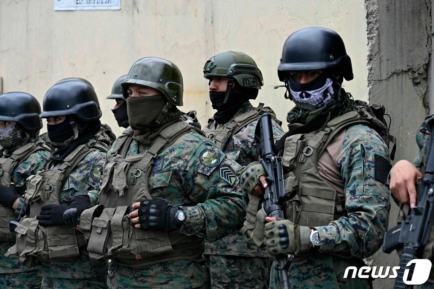 본문 이미지 - 최근 갱단 두목이 탈옥하고 에콰도르 곳곳에서 혼란이 일자 8일(현지시간) 군 병력이 교도소 경비에 나서고 있다. 2024.01.08 ⓒ AFP=뉴스1 ⓒ News1 정지윤 기자