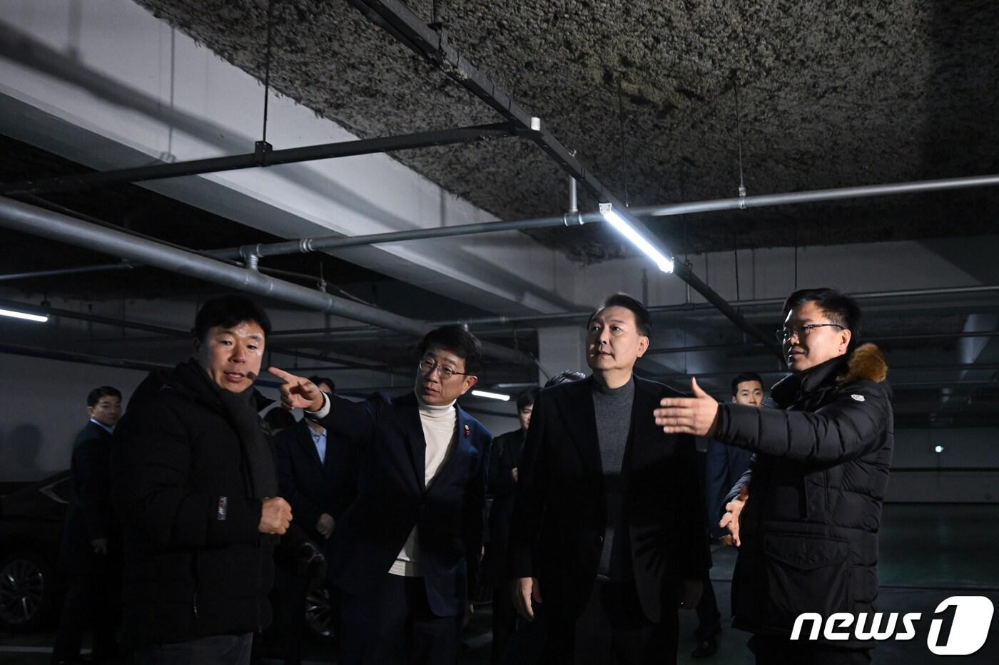 본문 이미지 - 윤석열 대통령이 10일 경기 고양시 일산동구 백송마을 5단지를 방문해 지하주차장을 살펴보고 있다. (대통령실 제공) 2024.1.10/뉴스1 ⓒ News1 오대일 기자