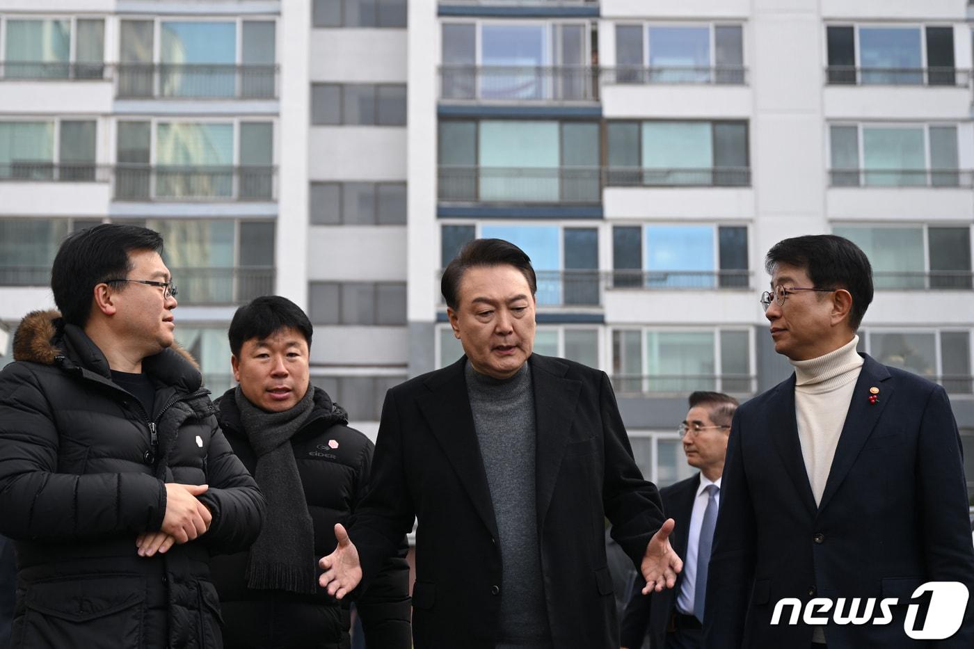 본문 이미지 - 윤석열 대통령이 10일 경기 고양시 일산동구 백송마을 5단지를 방문해 현장을 둘러보며 관계자들과 대화를 나누고 있다. (대통령실 제공) 2024.1.10/뉴스1 ⓒ News1 오대일 기자