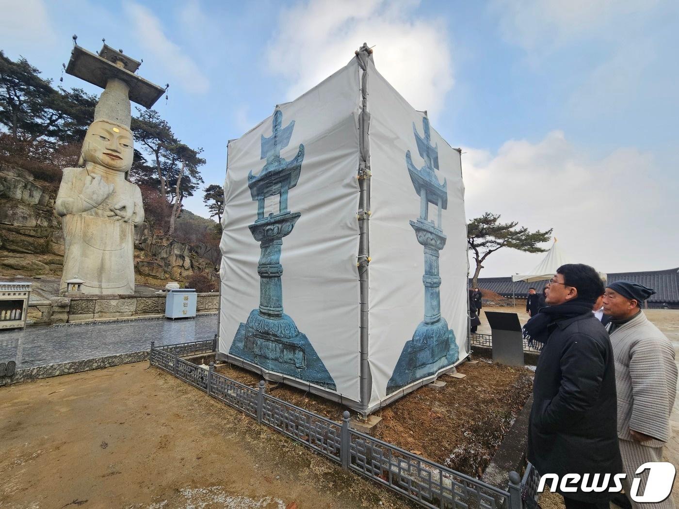 본문 이미지 - 최응천 문화재청장이 10일 오전 충남 논산 관촉사를 방문, 지난해 보존처리를 마친 국보 ‘논산 관측사 석조미륵보살’과 현재 보존처리 중인 보물 ‘논산 관촉사 석등’ 등 사찰 내부의 국가유산을 현장 관계자들과 점검하고 있다. &#40;문화재청 제공&#41; 2024.1.10/뉴스1