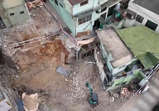 본문 이미지 - 부산 우암동의 한 상가주택 주인이 누수에 참다못해 직접 건물을 철거해 물이 새는 배관을 찾아냈다. (KNN 갈무리)