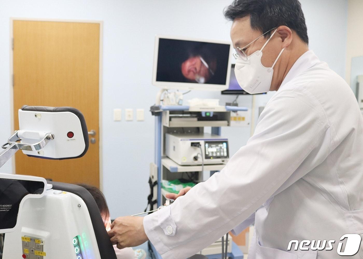 본문 이미지 - 박홍주 서울아산병원 이비인후과 교수가 소아 난청 환자를 진료하고 있다(서울아산병원 제공)