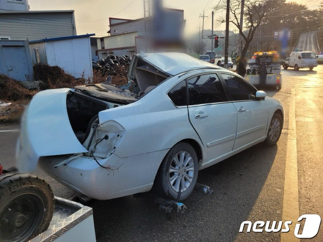 본문 이미지 - 10일 오전 8시 37분쯤 사천시 향촌동 남일대해수욕장 부근 편도 2차로에서 직진 중이던 SM5승용차가 도로 결빙으로 미끄러지면서 반대편에서 신호대기 중이던 버스를 충격해 40대 운전자가 숨졌다. 사진은 사고현장 모습.(독자제공)
