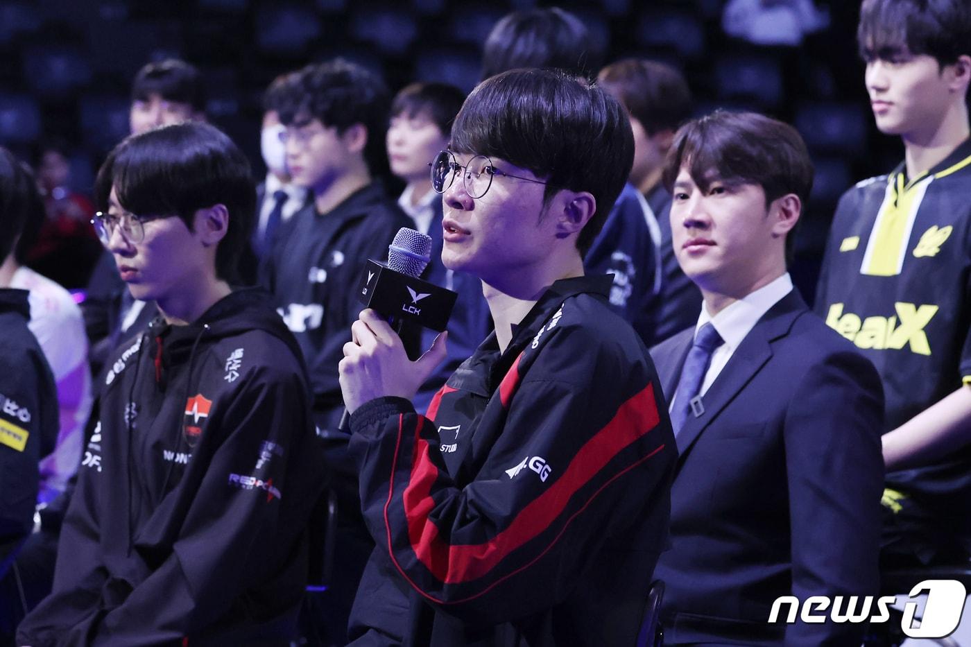 본문 이미지 - 티원 '페이커' 이상혁이 10일 오후 서울 종로구 롤파크 LCK(리그 오브 레전드 챔피언스 코리아) 아레나에서 열린 '2024 LCK 스프링 개막 미디어데이'에서 각오를 밝히고 있다. 2024.1.10/뉴스1 ⓒ News1 민경석 기자