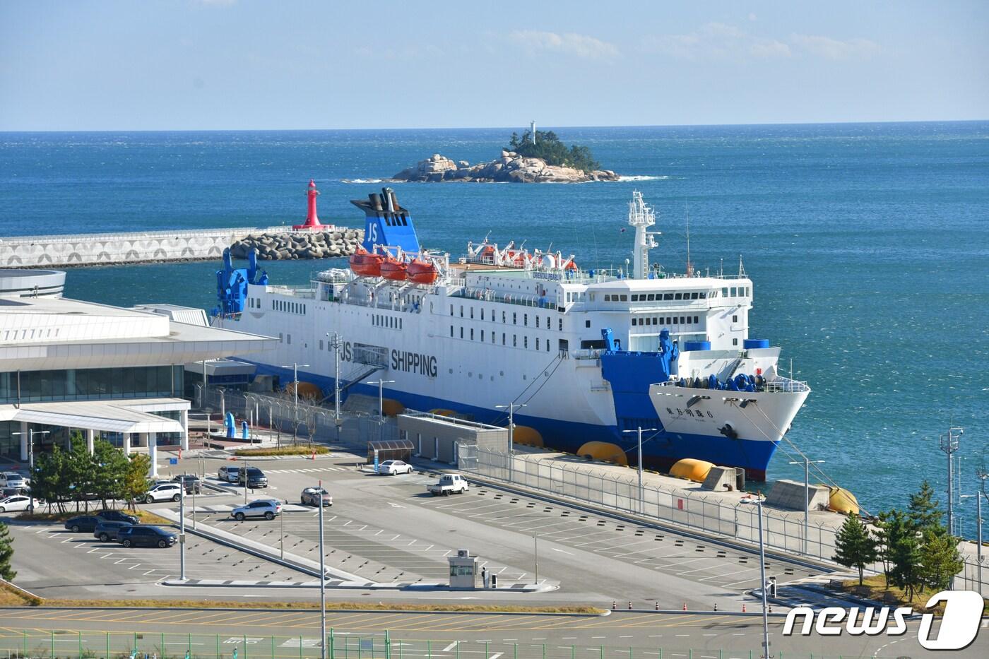 본문 이미지 - 작년 11월20일 강원 속초시 속초항 국제크루즈터미널에서 열린 북방항로 취항 기념식.(속초시 제공) 2023.11.20/뉴스1