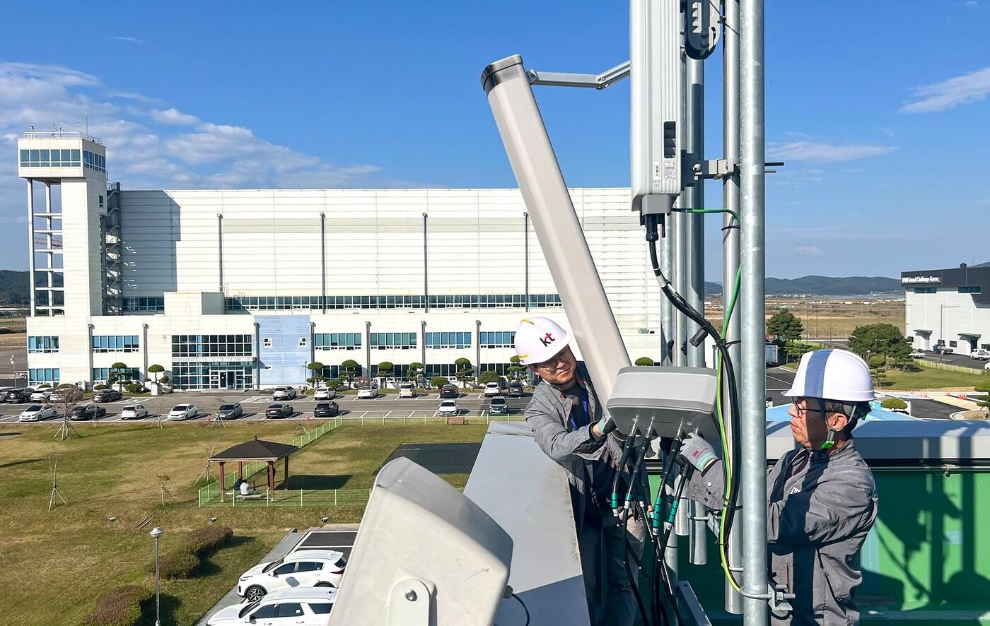 KT 임직원들이 전라남도 고흥 소재 한국항공우주연구원에서 UAM 전용 특화 안테나를 설치하고 현장 검증을 진행하고 있는 모습. &#40;KT 제공&#41;