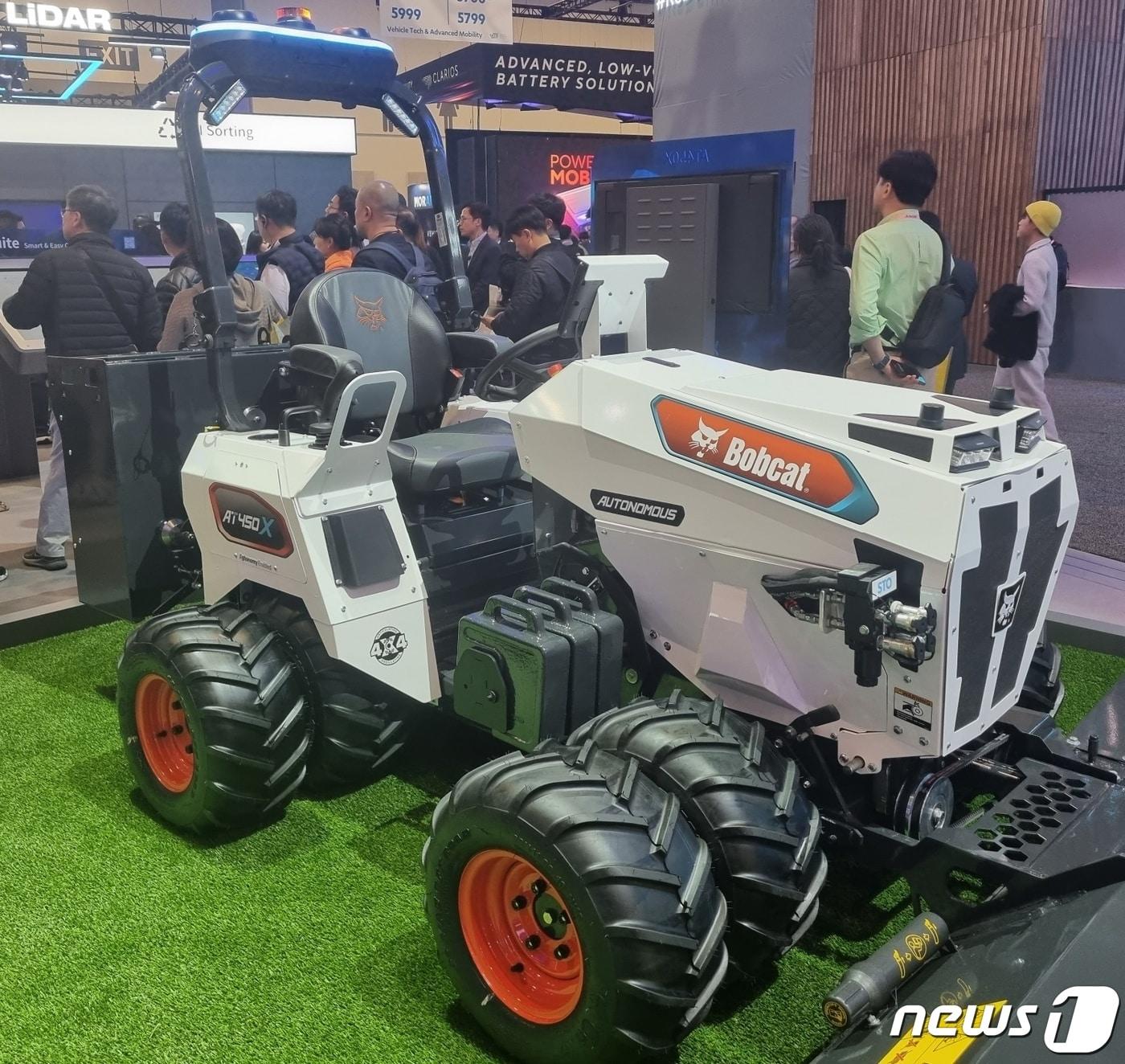 본문 이미지 - 두산밥캣이 CES 2024에서 최초 공개한 무인 굴절식 트랙터 'AT450X'
