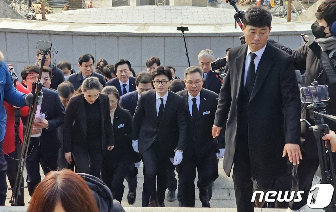 본문 이미지 - 10일 경남을 찾은 한동훈 국민의힘 비상대책위원장이 국립 3.15민주묘지를 찾아 참배를 하기 위해 이동하고 있다. 2023.1.10 ⓒ 뉴스1 박민석 기자