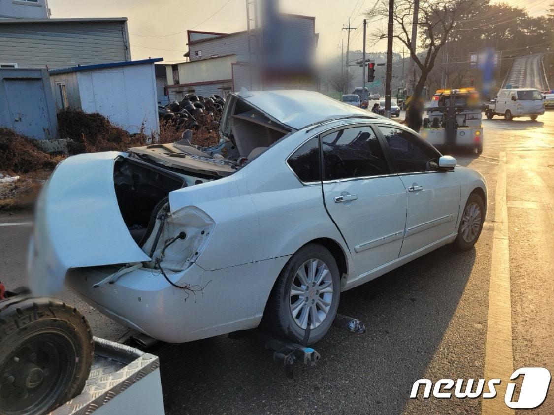 본문 이미지 - 10일 오전 8시 37분쯤 사천시 향촌동 남일대해수욕장 부근 편도 2차로에서 직진 중이던 SM5승용차가 도로 결빙으로 미끄러지면서 반대편에서 신호대기 중이던 버스를 충격해 40대 운전자가 숨졌다. 사진은 사고현장 모습.(독자제공)