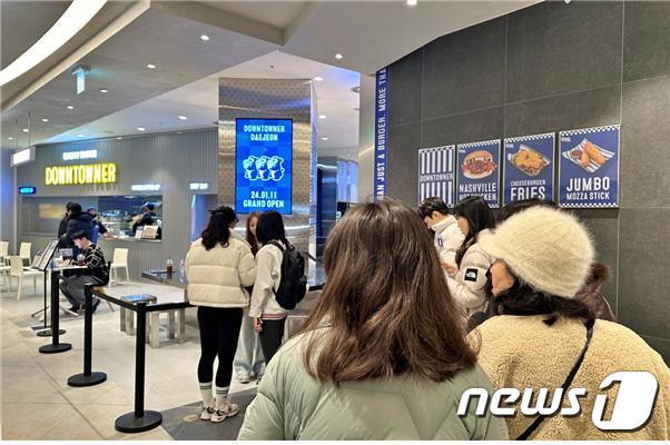 본문 이미지 - 갤러리아타임월드 지하2층에 오픈한 ‘다운타우너’매장 모습. (갤러리아타임월드 제공)/ 뉴스1 ⓒ News1
