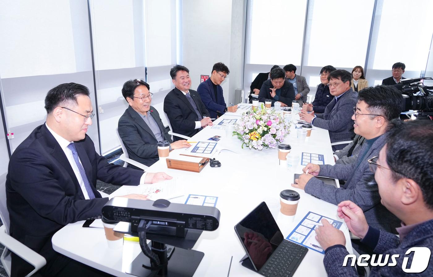 본문 이미지 - 강기정 광주시장이 10일 오후 북구 국가인공지능(AI)데이터센터에서 열린 정책소풍에 참석해 현장 간담회를 갖고 있다.(광주시 제공)2024.1.10/뉴스1 