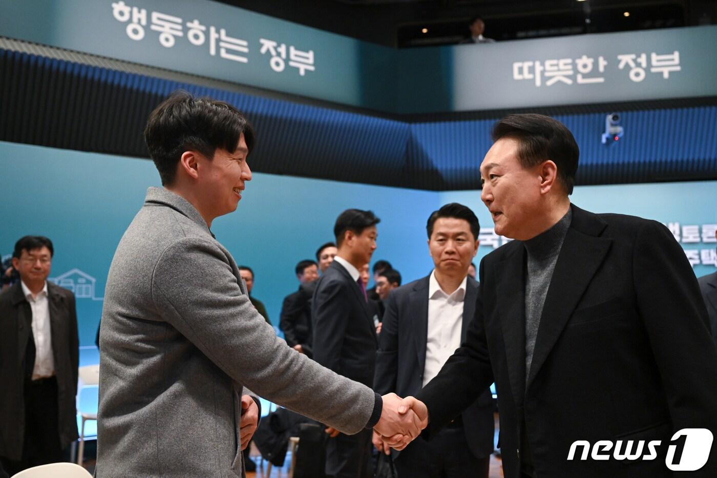 윤석열 대통령이 10일 경기 고양시 일산동구 고양아람누리에서 열린 '국민과 함께하는 민생토론회-국민이 바라는 주택' 행사에서 참석자들과 악수하고 있다. (대통령실 제공) 2024.1.10/뉴스1 ⓒ News1 오대일 기자