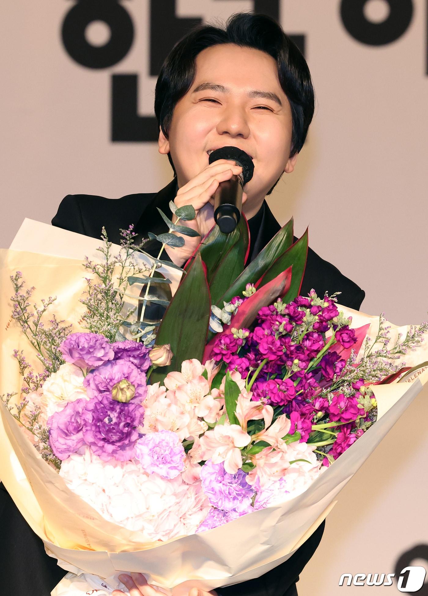 본문 이미지 - 성악가 임형주가 서울 강남구 코엑스 인터컨티넨탈 호텔에서 열린 2024 한국이미지상 시상식에서 머릿돌상을 수상한 뒤 소감을 말하고 있다. 2024.1.10/뉴스1 ⓒ News1 김진환 기자