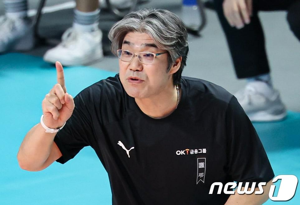 본문 이미지 - 10일 오후 서울 중구 장충체육관에서 열린 남자 프로배구 '2023-2024 도드람 V리그' 우리카드와 OK금융그룹의 경기, OK금융그룹 오기노 마사지 감독이 선수들에게 작전을 지시하고 있다. 2024.1.10/뉴스1 ⓒ News1 김도우 기자