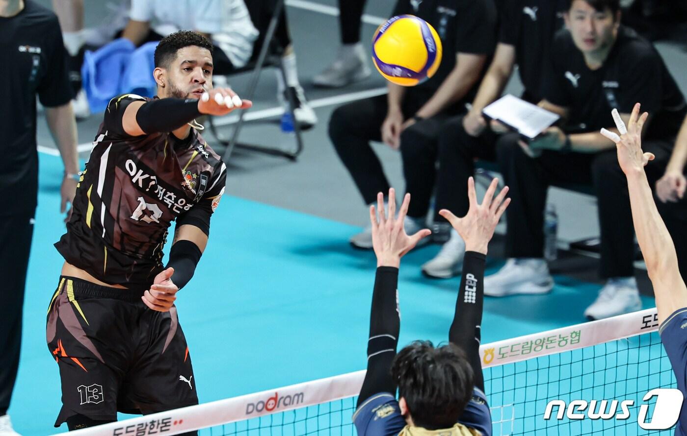 본문 이미지 - V리그 남자부 MVP로 뽑힌 OK금융그룹의 레오나르도 레이바. /뉴스1 ⓒ News1 김도우 기자