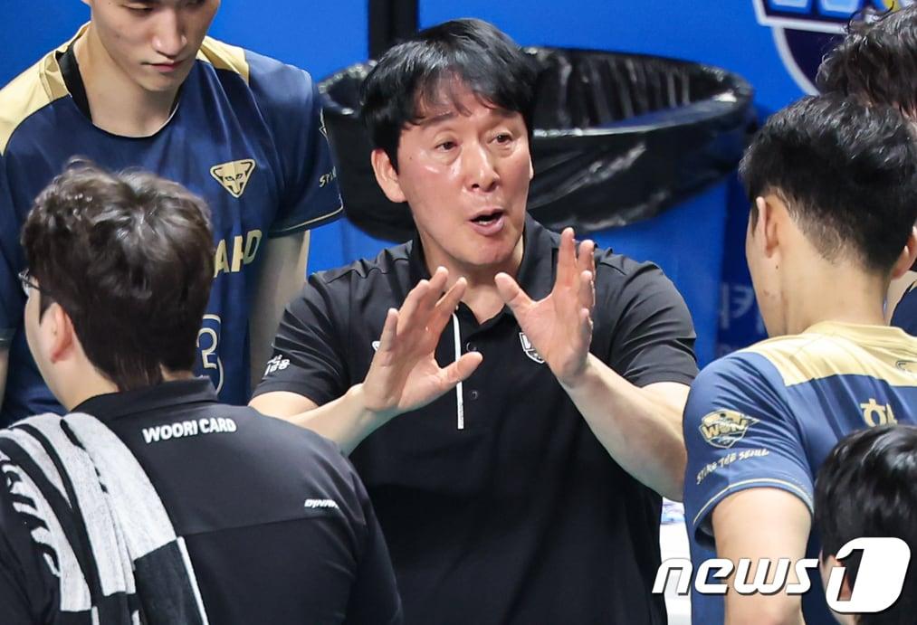 본문 이미지 - 10일 오후 서울 중구 장충체육관에서 열린 남자 프로배구 '2023-2024 도드람 V리그' 우리카드와 OK금융그룹의 경기, 우리카드 신영철 감독이 선수들에게 작전을 지시하고 있다. 2024.1.10/뉴스1 ⓒ News1 김도우 기자