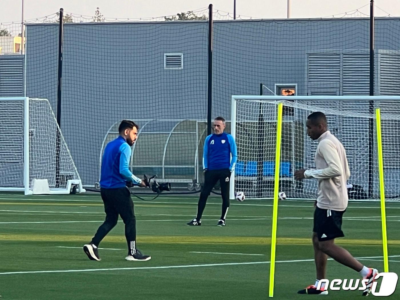 본문 이미지 - 아랍에미리트(UAE) 훈련을 지켜보는 파울루 벤투 감독. /뉴스1 ⓒ 뉴스1 김도용 기자