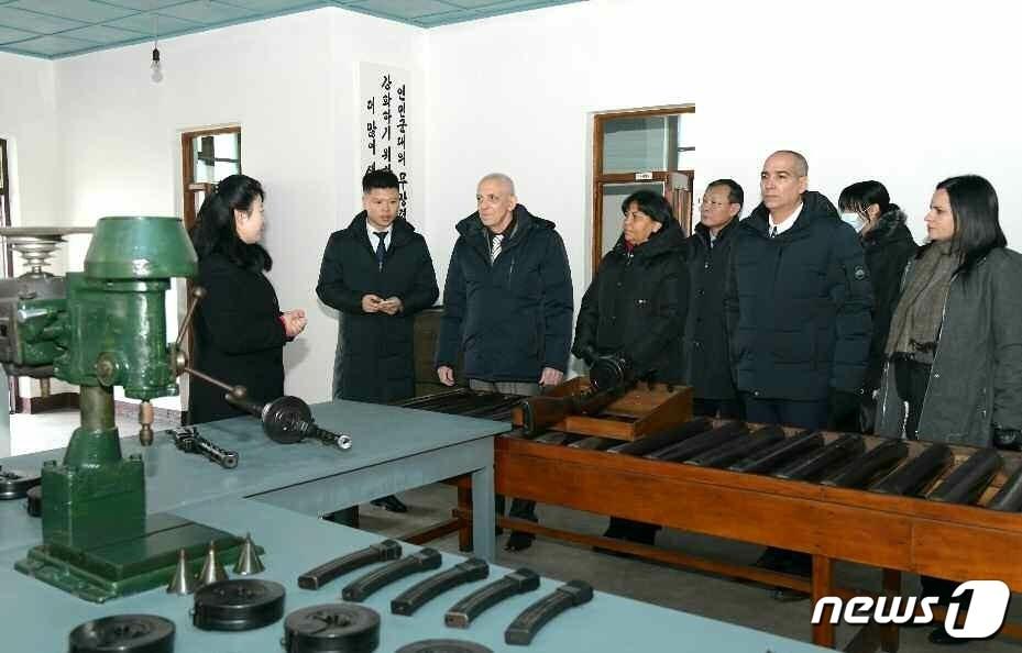 본문 이미지 - (평양 노동신문=뉴스1) = 북한 노동당 기관지 노동신문은 지난 1월 11일 '쿠바 혁명' 승리 65돌을 맞아 북한주재 쿠바 임시대사대리와 대사관 성원들이 10일 평천혁명사적지를 참관했다고 전했다. [국내에서만 사용가능. 재배포 금지. DB 금지. For Use Only in the Republic of Korea. Redistribution Prohibited] rodongphoto@news1.kr