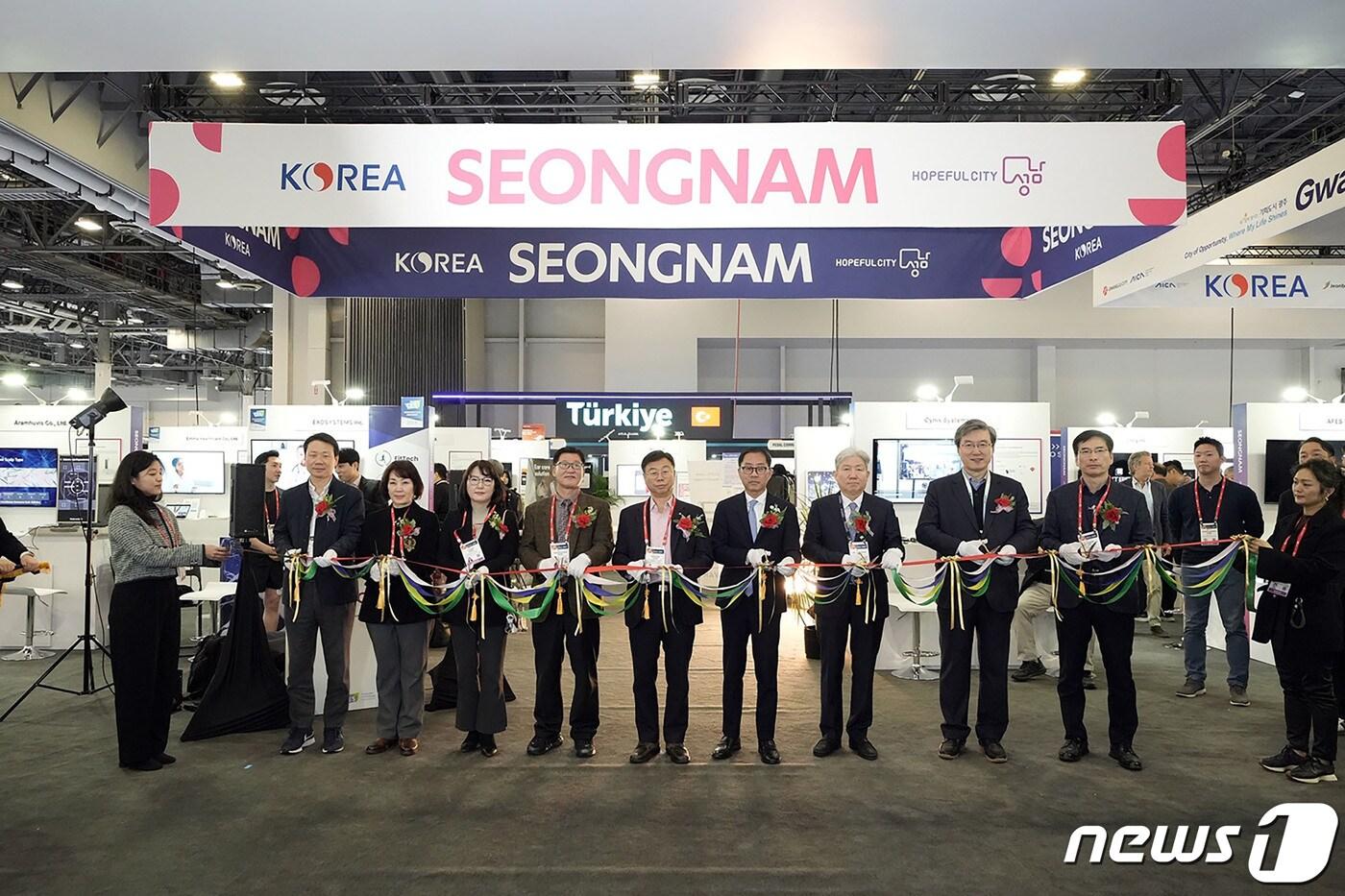 본문 이미지 - 'CES 2024' 성남관 개관식에서 신상진 성남시장(앞줄 왼쪽에서 다섯번째) 등 주요 인사들이 테이프커팅을 진행하고 있다.(성남시 제공)