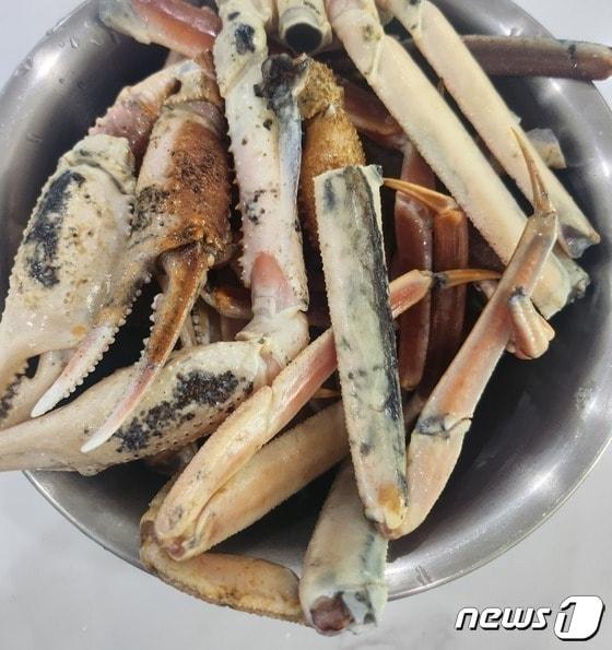 본문 이미지 -  지난달 초 노량진 수산시장 상인이 고교생에게 판 검게 편한 대게. 일부에선 흑변화 현상으로 먹는데 지장이 없다고 했지만 세상물정 모르는 학생에게 상했을 가능성이 있는 게를 판 행위자체가 잘못됐다는 비판이 이어졌다. 결국 노량진 수산시장상인회는 대게를 판 상인에 대해 '영업장소 회수'라는 중징계를 내려, 문을 닫도록 했다. (SNS 갈무리) ⓒ 뉴스1 