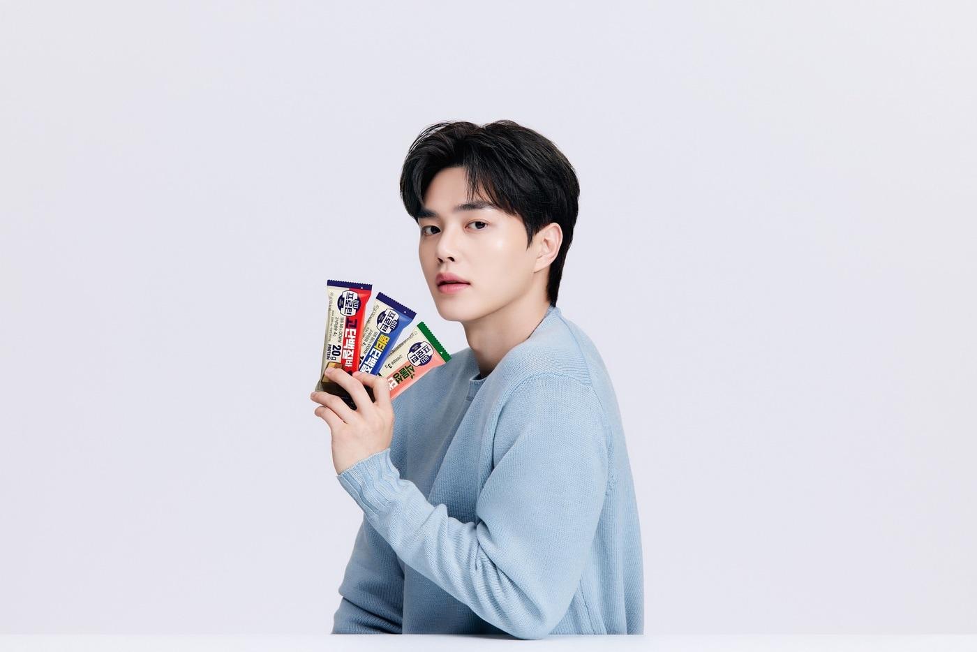 본문 이미지 - 단백질 전문 브랜드 ‘이지프로틴’ 모델로 발탁된 배우 송강이 신제품 단백질바 3종을 선보이고 있다.(롯데웰푸드 제공)