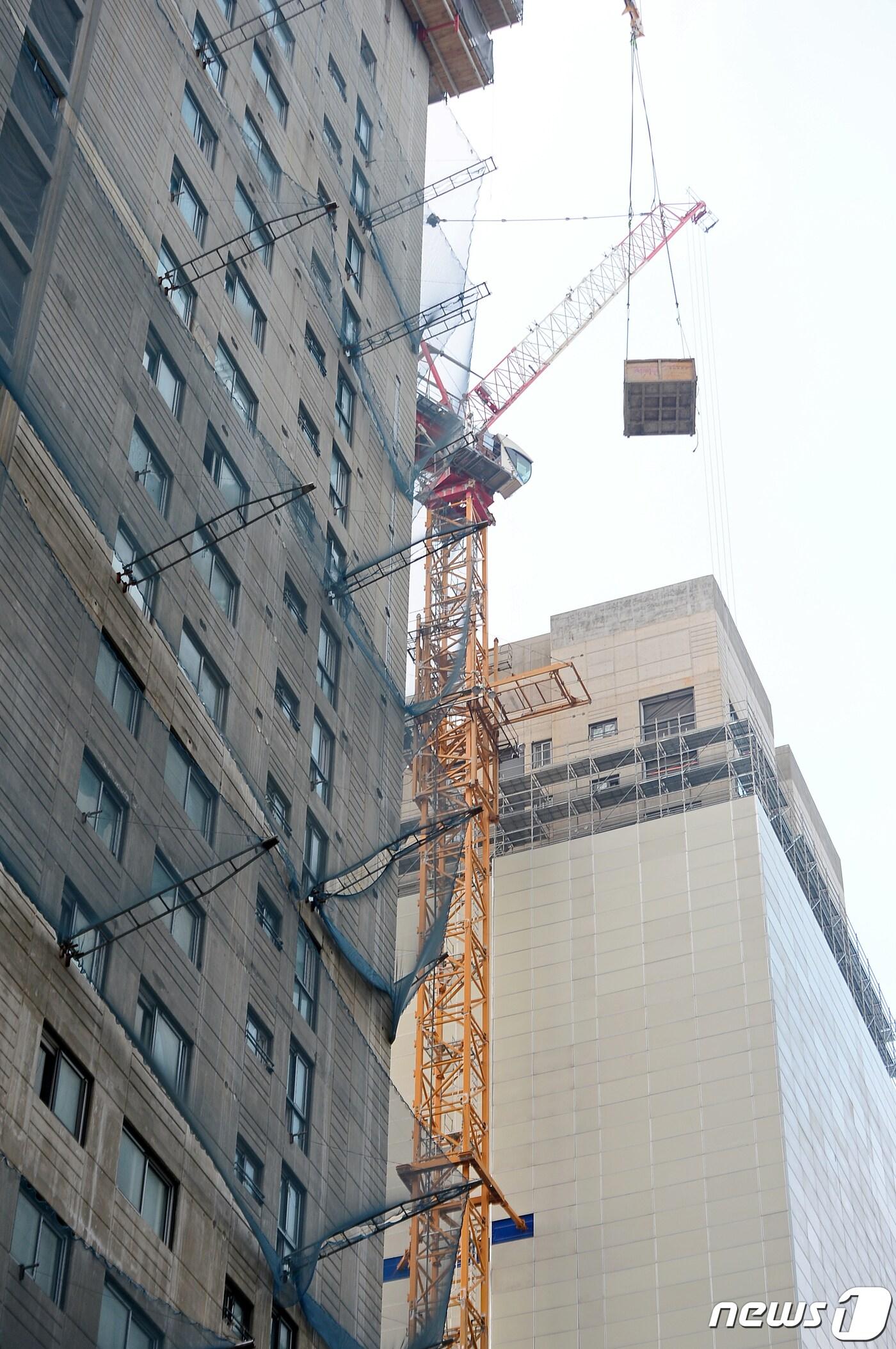 본문 이미지 - 광주 서구 화정동 현대산업개발 아이파크 아파트 신축 공사 붕괴사고 2주기를 맞은 11일 오전 현장에서 아파트 철거 공사가 진행되고 있다. 2024.1.11/뉴스1 ⓒ News1