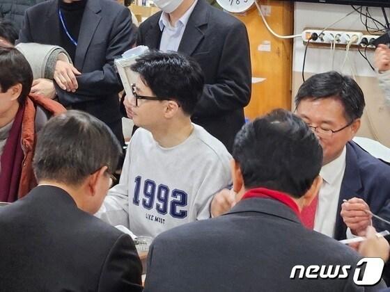 본문 이미지 - 자갈치 시장에서 식사하는 한동훈 국민의힘 비대위원장