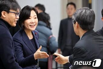 본문 이미지 - 오영주 중소벤처기업부 장관이 11일 서울 여의도 중소기업중앙회에서 열린 중소벤처기업부 2024 주요정책 브리핑에 참석한 기자들과 인사 나누고 있다. 2024.1.11/뉴스1 ⓒ News1 이승배 기자