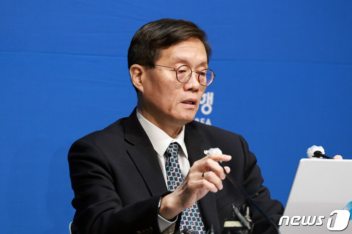 이창용 한국은행 총재가 11일 서울 중구 한국은행에서 열린 1월 금융통화위원회 금리 결정 관련 기자간담회에서 발언하고 있다. 2024.1.11/뉴스1 ⓒ News1 사진공동취재단