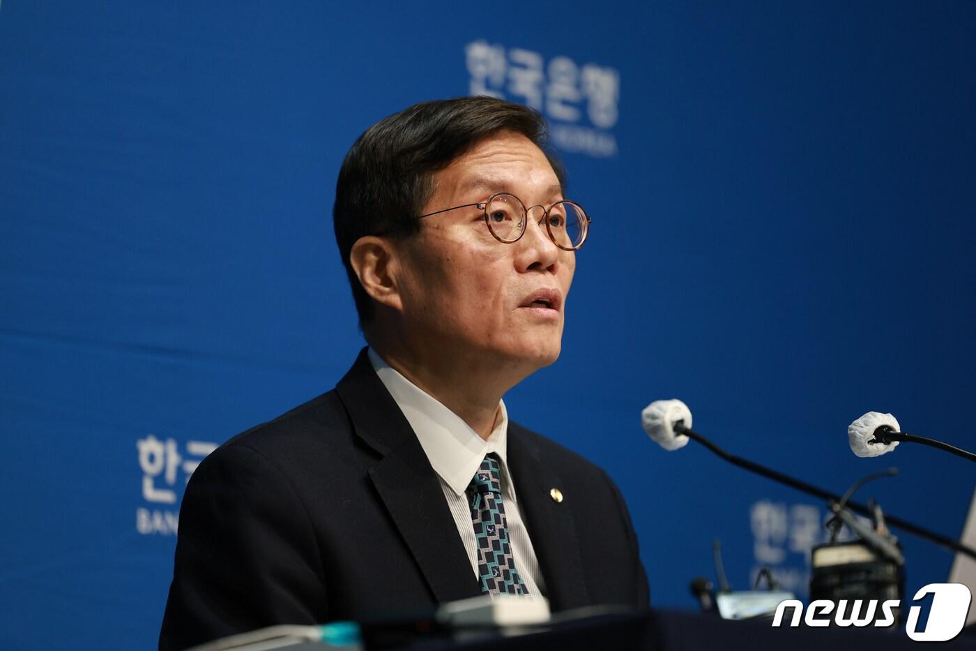 본문 이미지 - 이창용 한국은행 총재가 11일 서울 중구 한국은행에서 열린 1월 금융통화위원회 금리 결정 관련 기자간담회에서 발언하고 있다. 2024.1.11/뉴스1 ⓒ News1 사진공동취재단