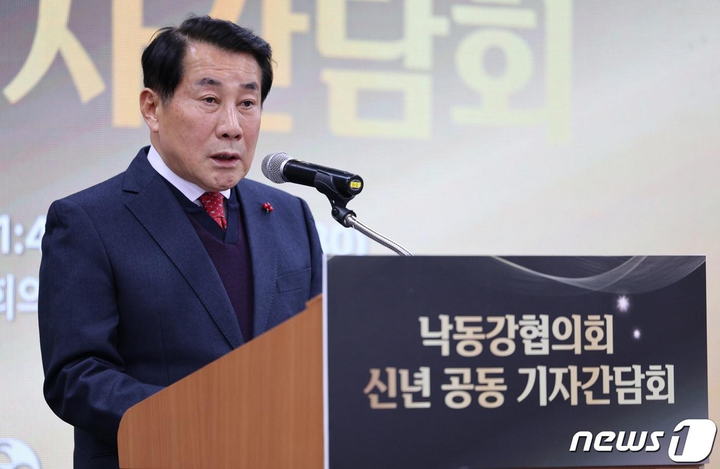 본문 이미지 - 11일 ‘낙동강 협의회’ 초대 협의회장을 맡게 된 나동연 양산시장이 인사말을 하고 있다. (양산시 제공)