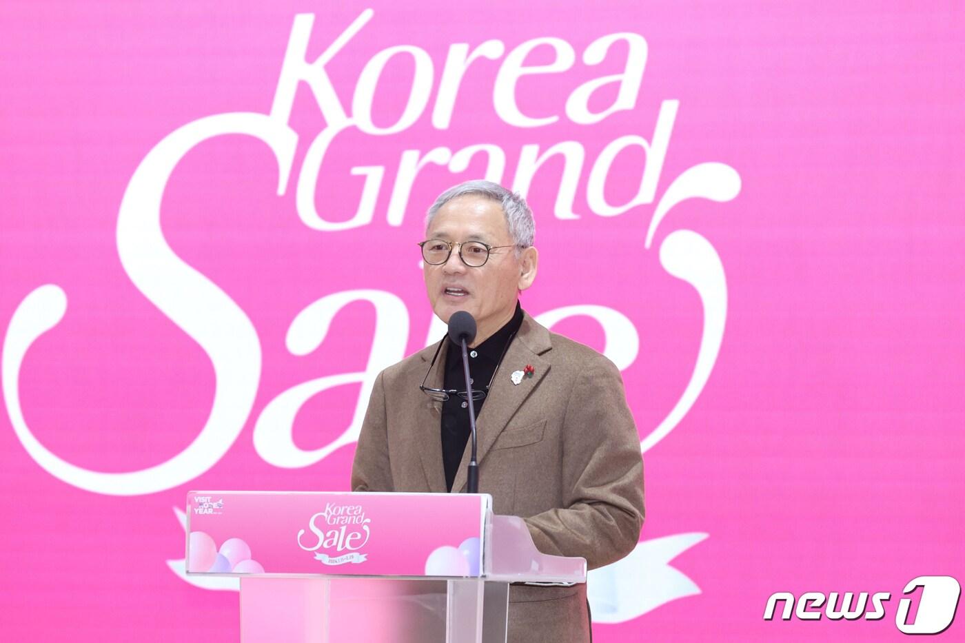 본문 이미지 - 유인촌 문화체육관광부 장관이 11일 서울 중구 온드림 소사이어티에서 열린 '2024 코리아그랜드세일 개막식'에서 인사말을 하고 있다. (공동취재) 2024.1.11/뉴스1 ⓒ News1 박정호 기자