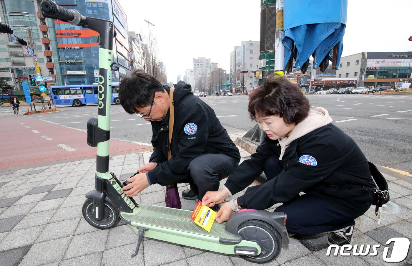 본문 이미지 - 개인형이동장치 단속 모습 . 뉴스1 DB