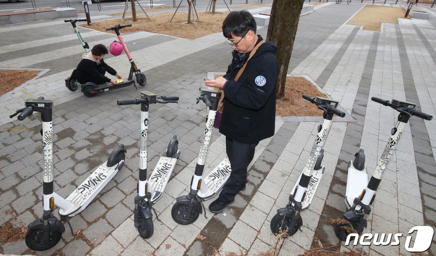  도로에 무단 방치된 전동킥보드를 단속하는 모습. 2024.1.11/뉴스1 ⓒ News1 김기태 기자