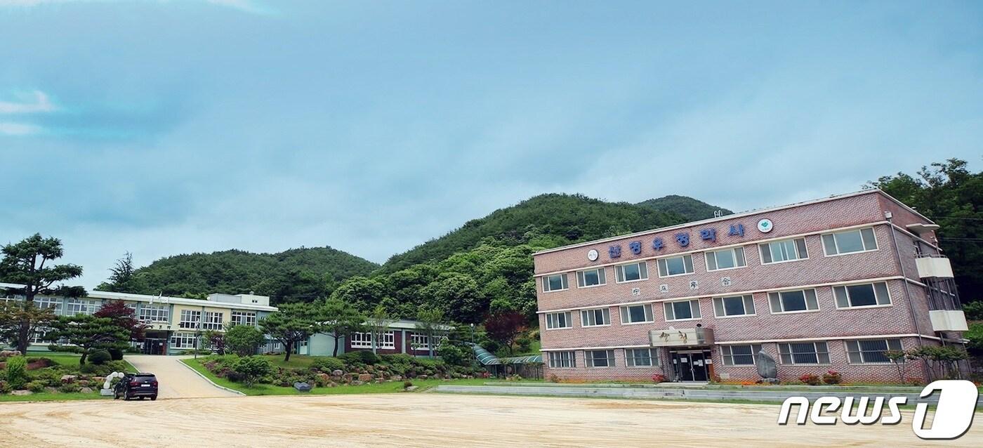 본문 이미지 - 산청우정학사 전경(산청군 제공).