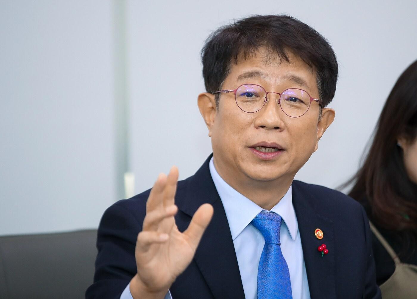 본문 이미지 - 정부세종청사에서 기자들과 만난 박상우 장관이 주택공급 확대 및 건설경기 보완방안 등에 대해 답하고 있다. /국토교통부 제공