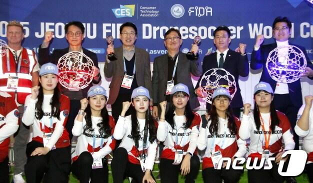 본문 이미지 - 미국 라스베이거에서 열리고 있는 ‘CES 2024’에 참석한 전주시 대표단이 현지시간으로 10일 ‘2025 전주드론축구월드컵 개최 선포식’을 개최했다.(전주시 제공)/뉴스1