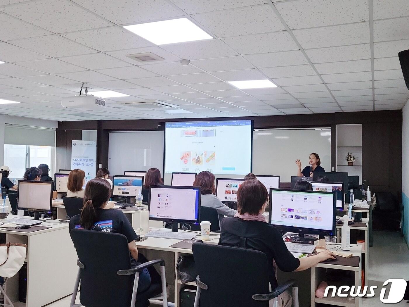 본문 이미지 - 경기도일자리재단 경기여성IT새일센터가 미취업 여성 및 경력단절 여성들의 정보기술(IT)분야 취업 지원을 위한 직업교육훈련에 나선다.(경기도 제공)