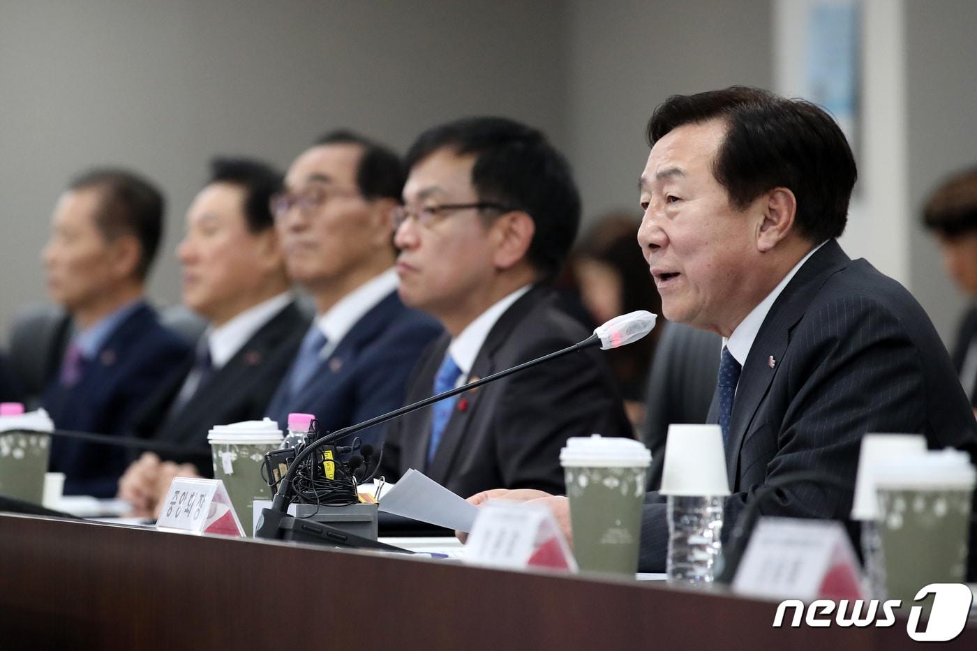 본문 이미지 - 김기문 중소기업중앙회장이 지난 1월 서울 여의도 중소기업중앙회에서 열린 최상목 경제부총리 초청 중소기업계 간담회에서 인사말하고 있다. /뉴스1 ⓒ News1 이승배 기자