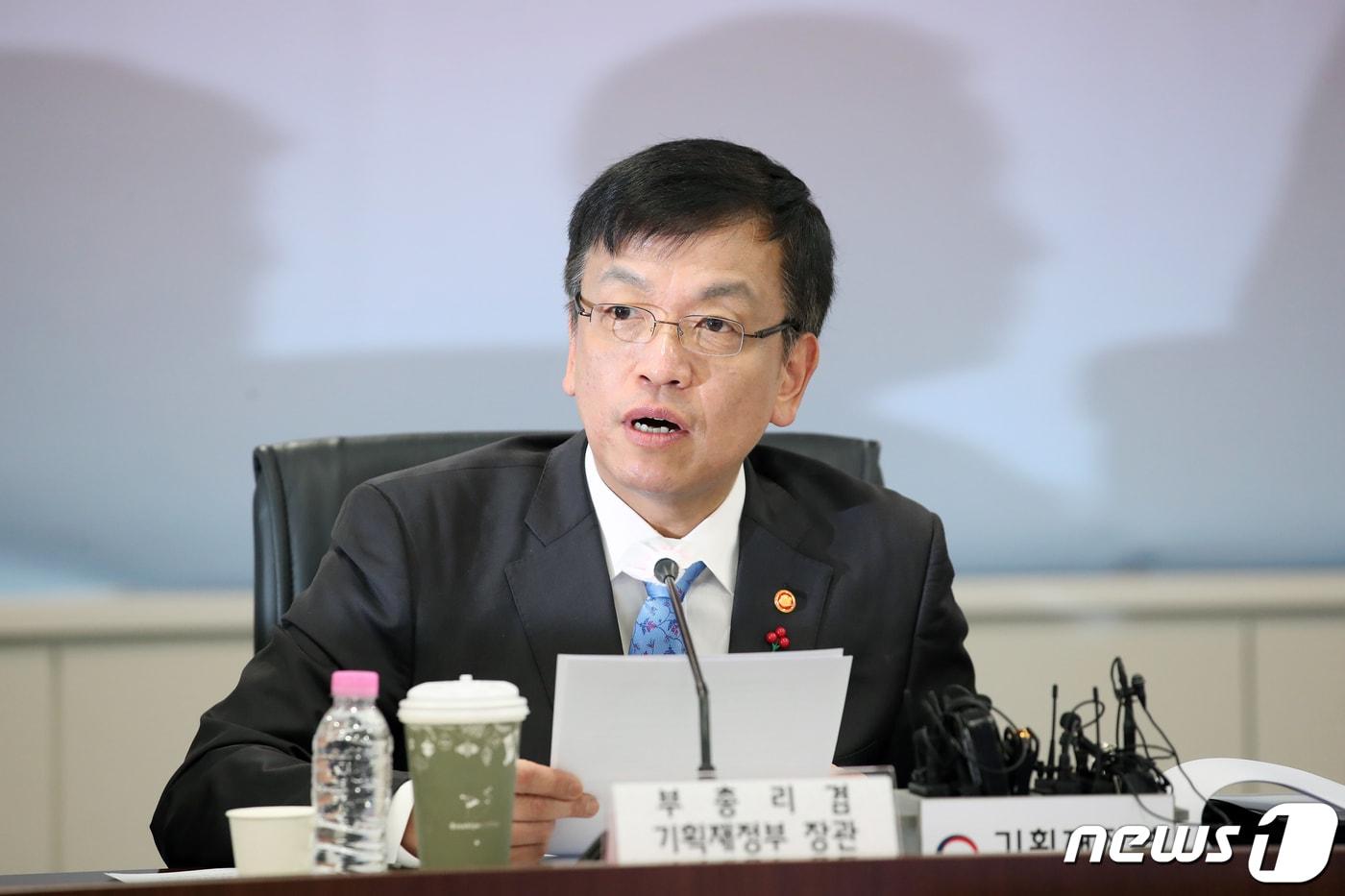 본문 이미지 - 최상목 부총리 겸 기획재정부 장관이 서울 여의도 중소기업중앙회에서 열린 중소기업계 간담회에 참석해 인사말하고 있다. 2024.1.11/뉴스1 ⓒ News1 이승배 기자