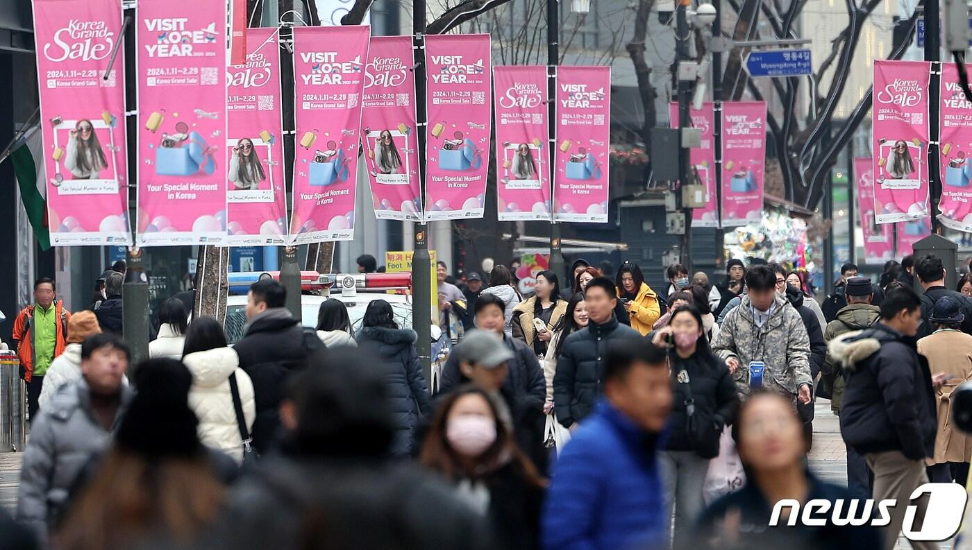본문 이미지 - 서울 중구 명동 거리가 관광객들로 북적이고 있다. 2024.1.11/뉴스1 ⓒ News1 박지혜 기자
