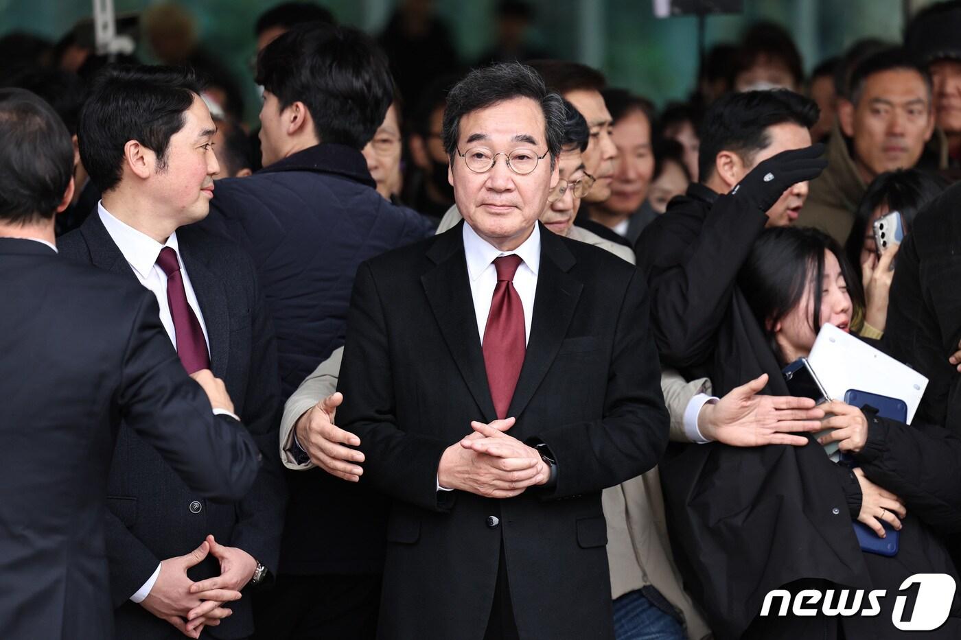 본문 이미지 - 이낙연 전 더불어민주당 대표가 11일 오후 서울 여의도 국회에서 민주당 탈당 및 신당 창당 선언을 마친 뒤 국회를 나서고 있다. 2024.1.11/뉴스1 ⓒ News1 구윤성 기자