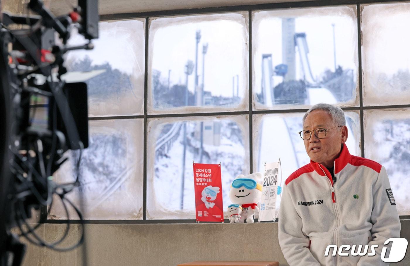 유인촌 문화체육관광부 장관이 11일 경기 일산 엑스온스튜디오에서 열린 방송영상콘텐츠 제작사 현장 간담회에 앞서 버추얼 스튜디오에서 촬영을 해보고 있다. (문화체육관광부 제공) 2024.1.11/뉴스1