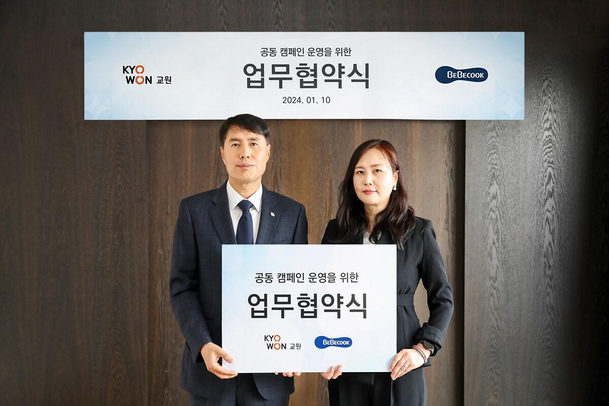 본문 이미지 - 교원 빨간펜과 베베쿡이 10일 업무협약식을 마친 뒤 기념촬영을 하고 있다. (교원 제공)